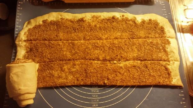 giant cinnamon roll cake