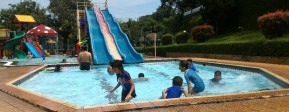 Main Air di Mini Waterboom Persada Halim