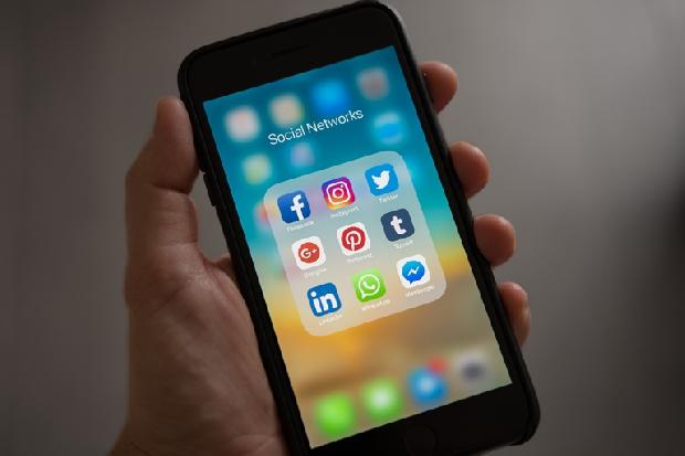 Tips Hadapi Mompetition di Media Sosial dengan Bijak