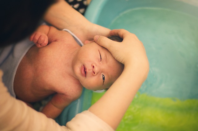 Mandi Air Hangat Sehat untuk Bayi