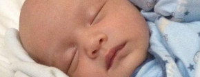 Tips Membangunkan Bayi Baru Lahir yang Malas Menyusu