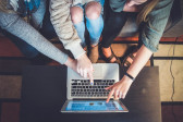 Mengapa Mama Perlu Paham Literasi Digital?