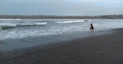 Menikmati Sepinya Pantai Karangwuni-Tanjung Adikarto