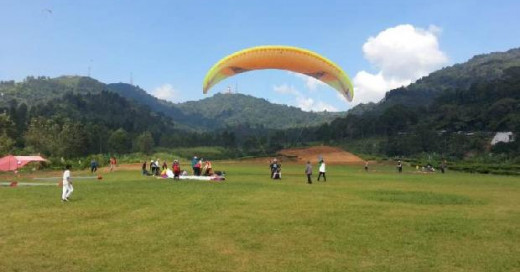 Menghabiskan Waktu di Lapangan Paralayang Puncak