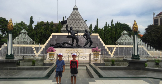 Wisata Sejarah Kota Surabaya, Monumen Tugu Pahlawan